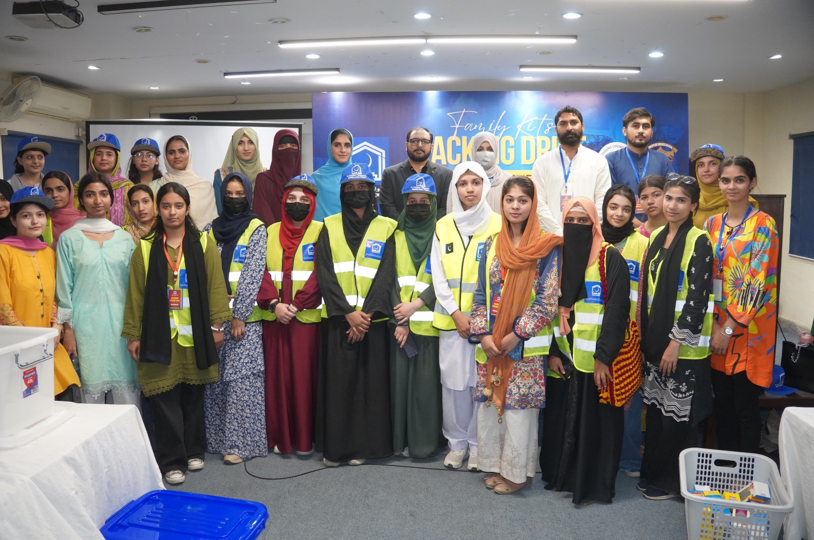 AlkhidmatFloodDriveLC4.jpg - 444.62 kB