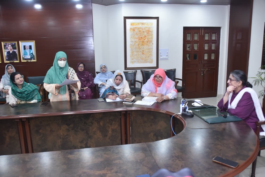 DFDIcertificateDistriCeremony1.jpg - 120.28 kB