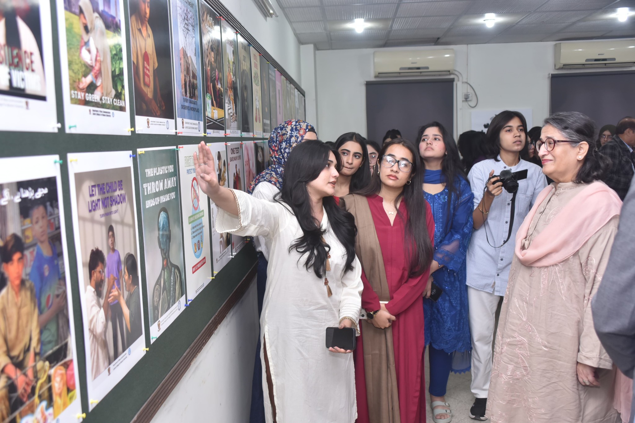 PosterDisplayMAsscom6.jpg - 487.72 kB